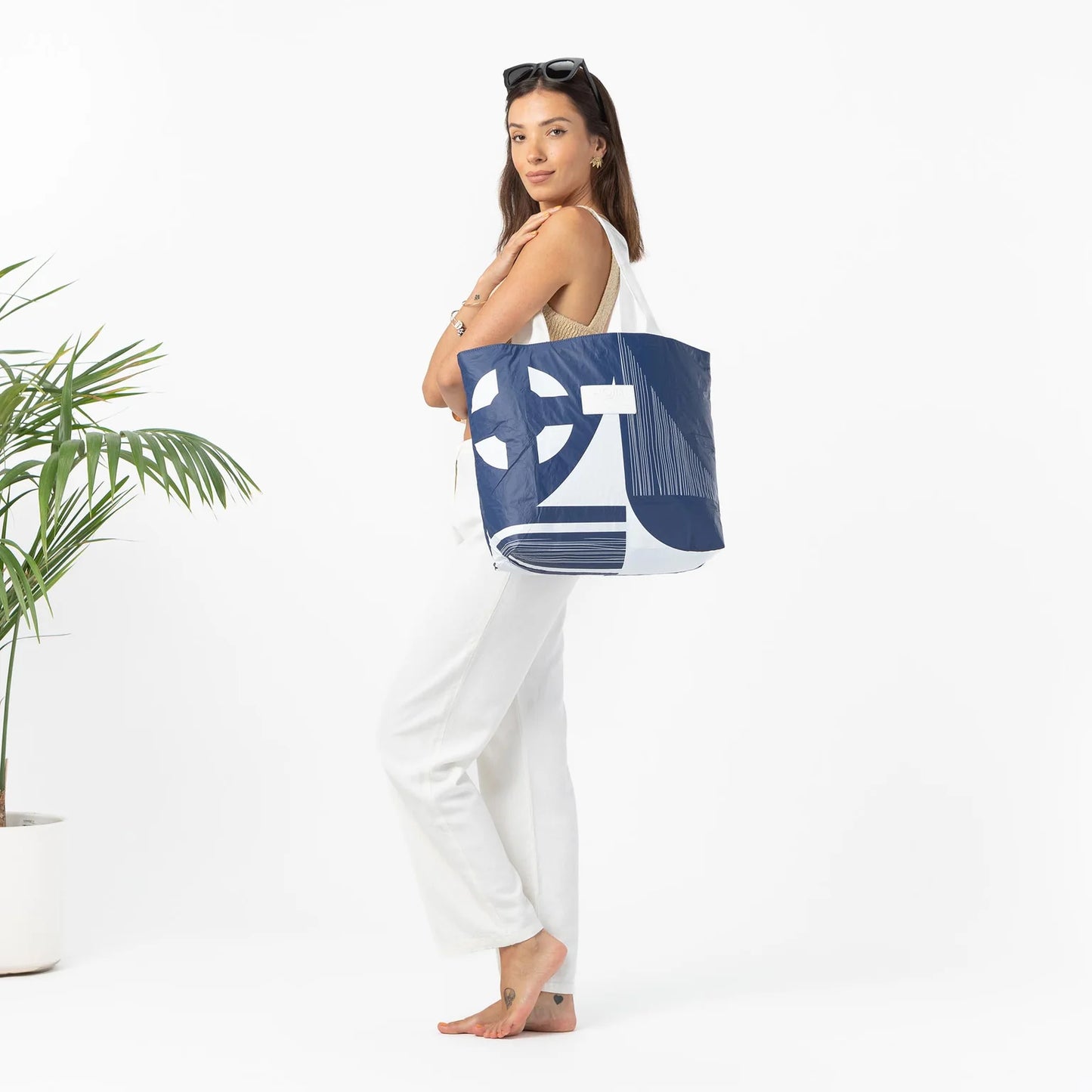 Aloha Day Tripper in Dockside White on Navy Aloha