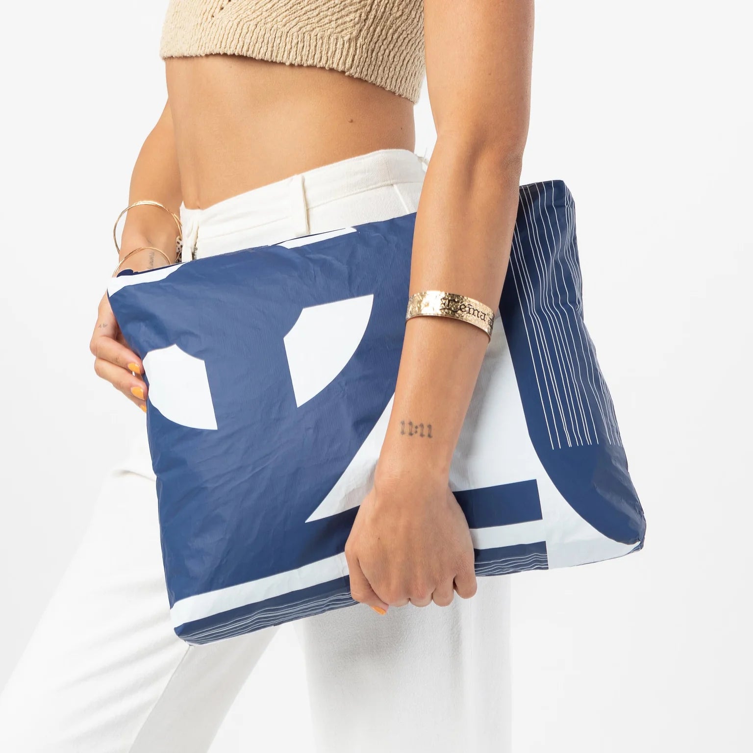 Aloha Max Pouch in Dockside White on Navy Aloha
