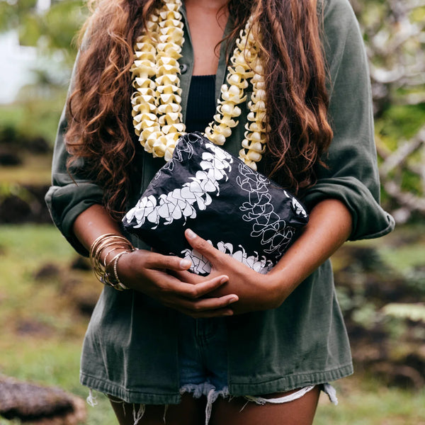Aloha Small Puakenikeni in White/Black, Style #SMA29501
